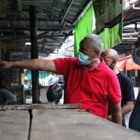 Bupati Kuningan saat meminjau Pasar Kepuh yang bakal direvitalisasi.